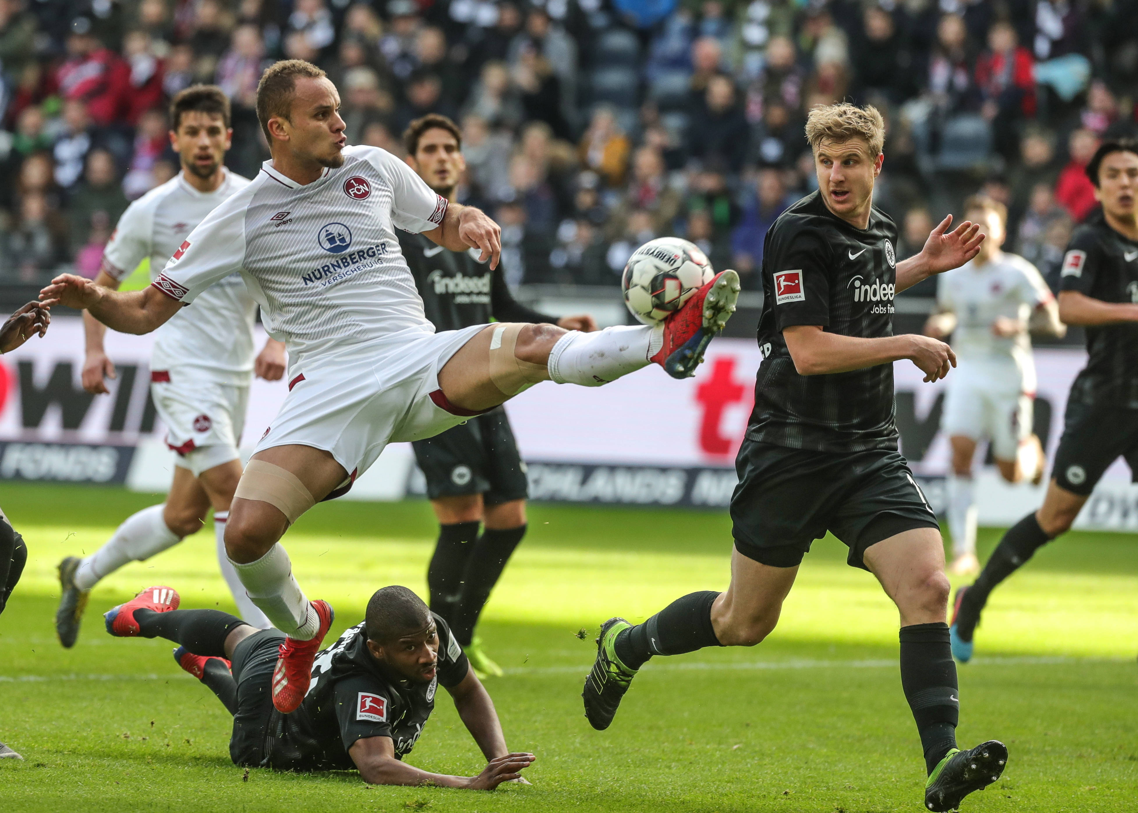 辽宁男篮在CBA杯赛中爆冷输给江苏男篮，外援选择引发争议，球迷对阵容实力和磨合表示不满。（CBA杯冷门：辽宁不敌江苏，外援选择惹争议，球迷质疑阵容实力与磨合）