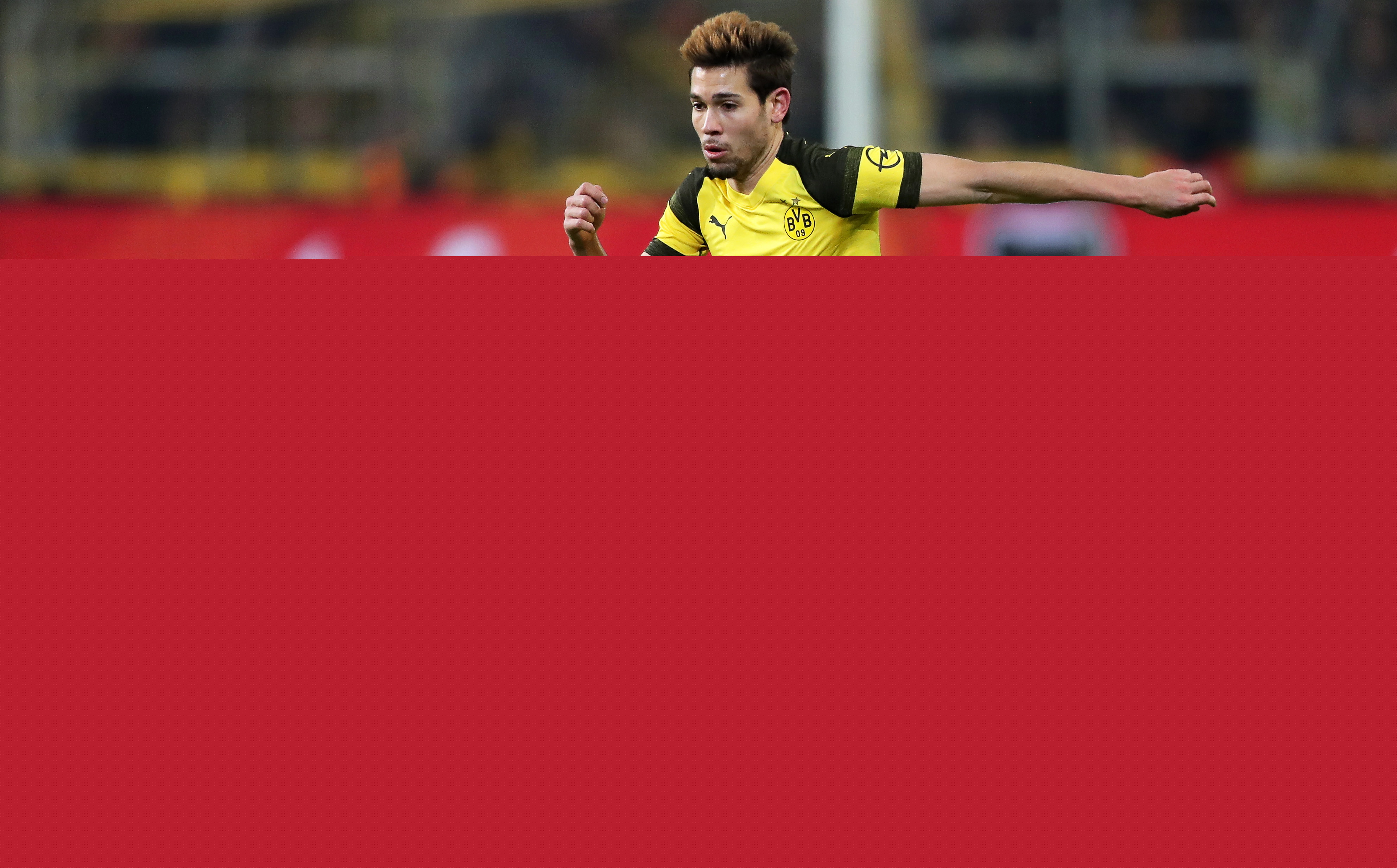 雪花飘飘北风萧萧，记者：世界杯抽签仪式场外下着大雪