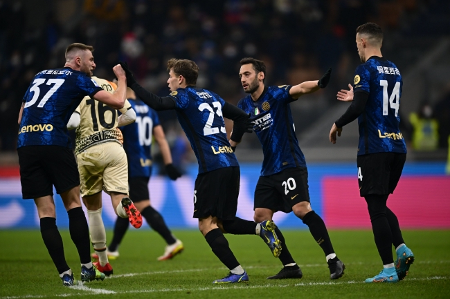 网球到底是黄色还是绿色的？ 你们觉得呢？（网球究竟是黄色还是绿色？你怎么看？）