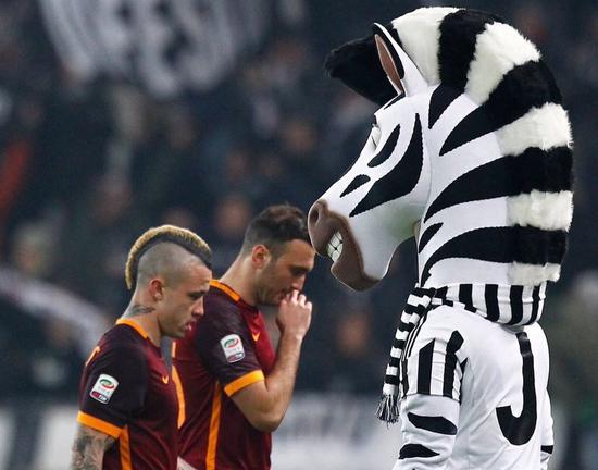 霍伊伦本赛季10场联赛制造5球，上赛季32场英超仅制造4球（霍伊伦今季联赛10战参与5次进球，上季英超32场仅4次）