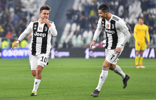 远在迈阿密心系罗马，托蒂和坎德拉用手机观看老东家焦点大战（托蒂与坎德拉身在迈阿密仍牵挂罗马，用手机观看老东家焦点之战）