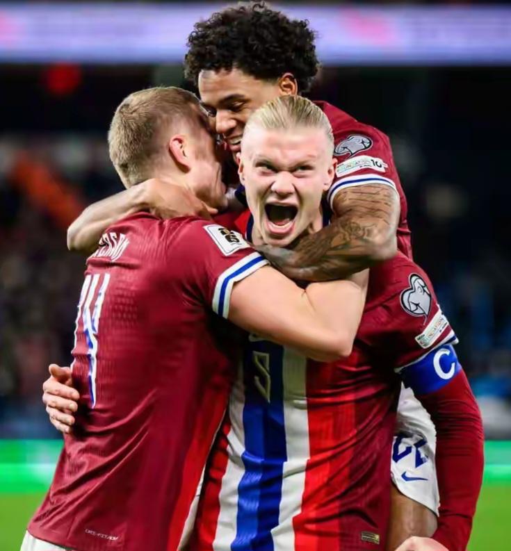 魔迷们心动吗？曼联发布中国结系列服饰，B费、姆伯莫等人出镜（B费、姆伯莫等球星助阵，曼联推出中国结系列服饰，魔迷是否被种草？）