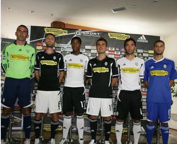 美媒：由于库里缺阵，76人主场最低门票降至8美元