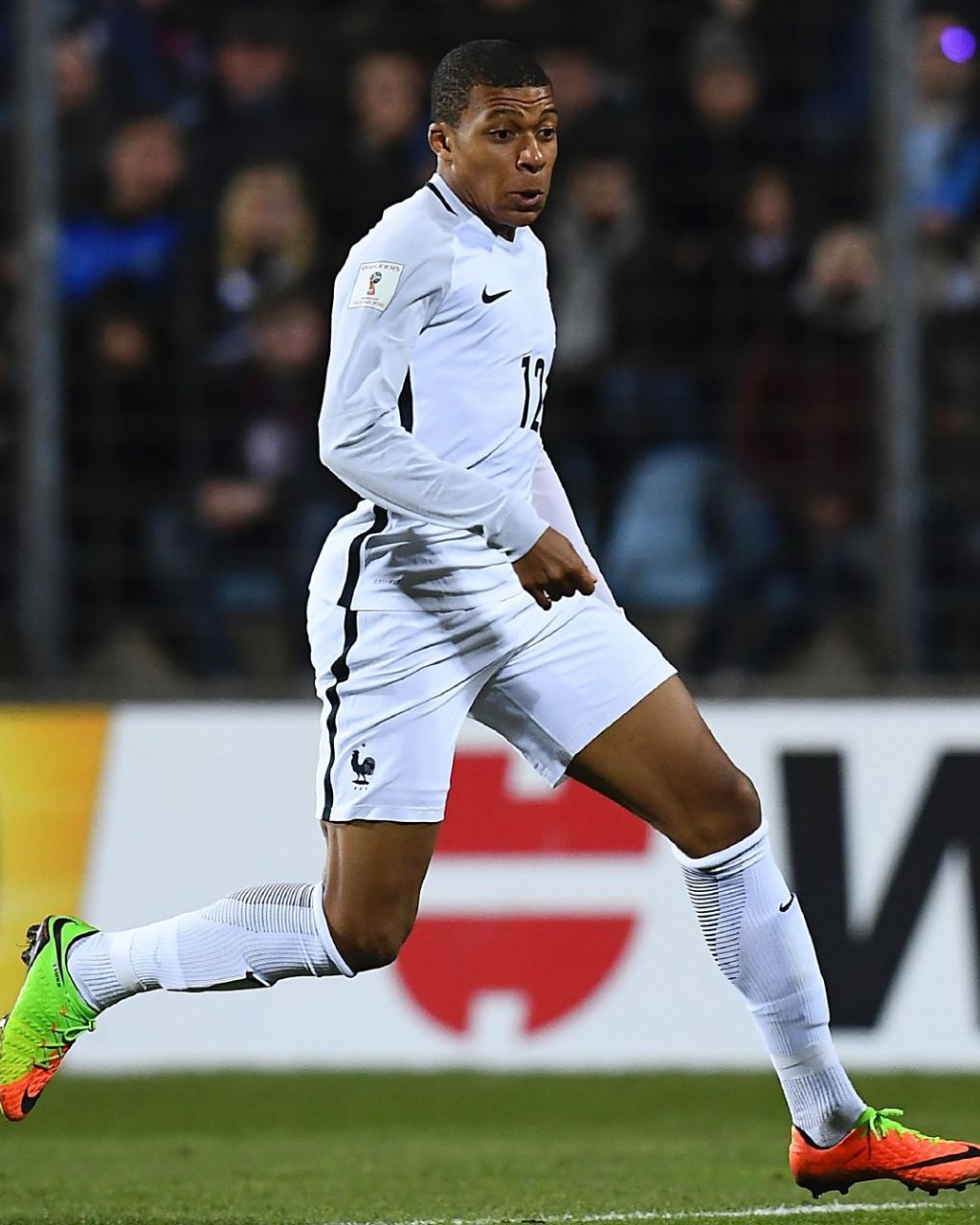 邮报：梅努希望冬窗离开曼联，有12家俱乐部对他感兴趣（邮报：梅努盼冬窗离队曼联 12家俱乐部有意引进）